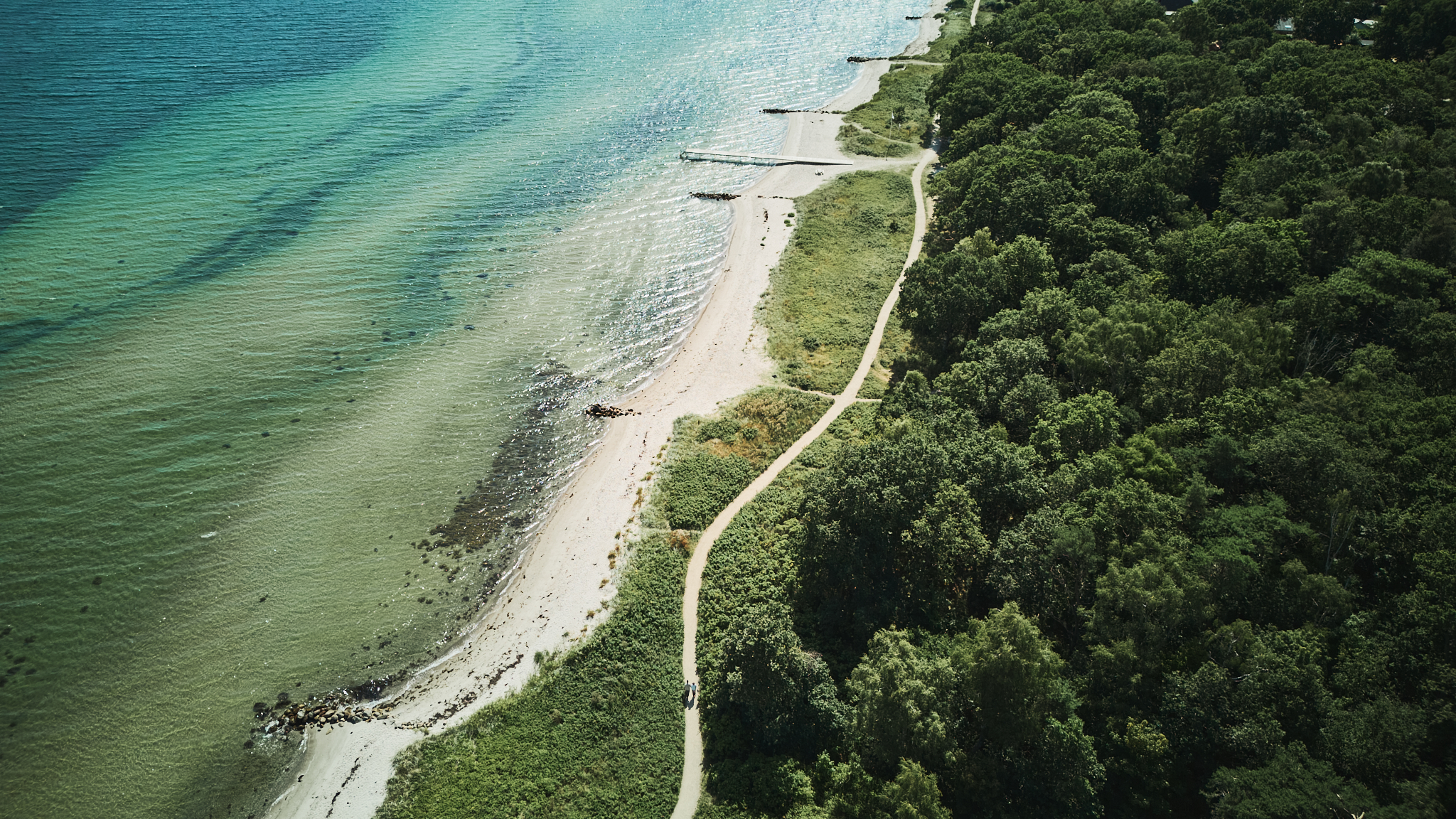 Dronefoto fra stranden ved Saksild