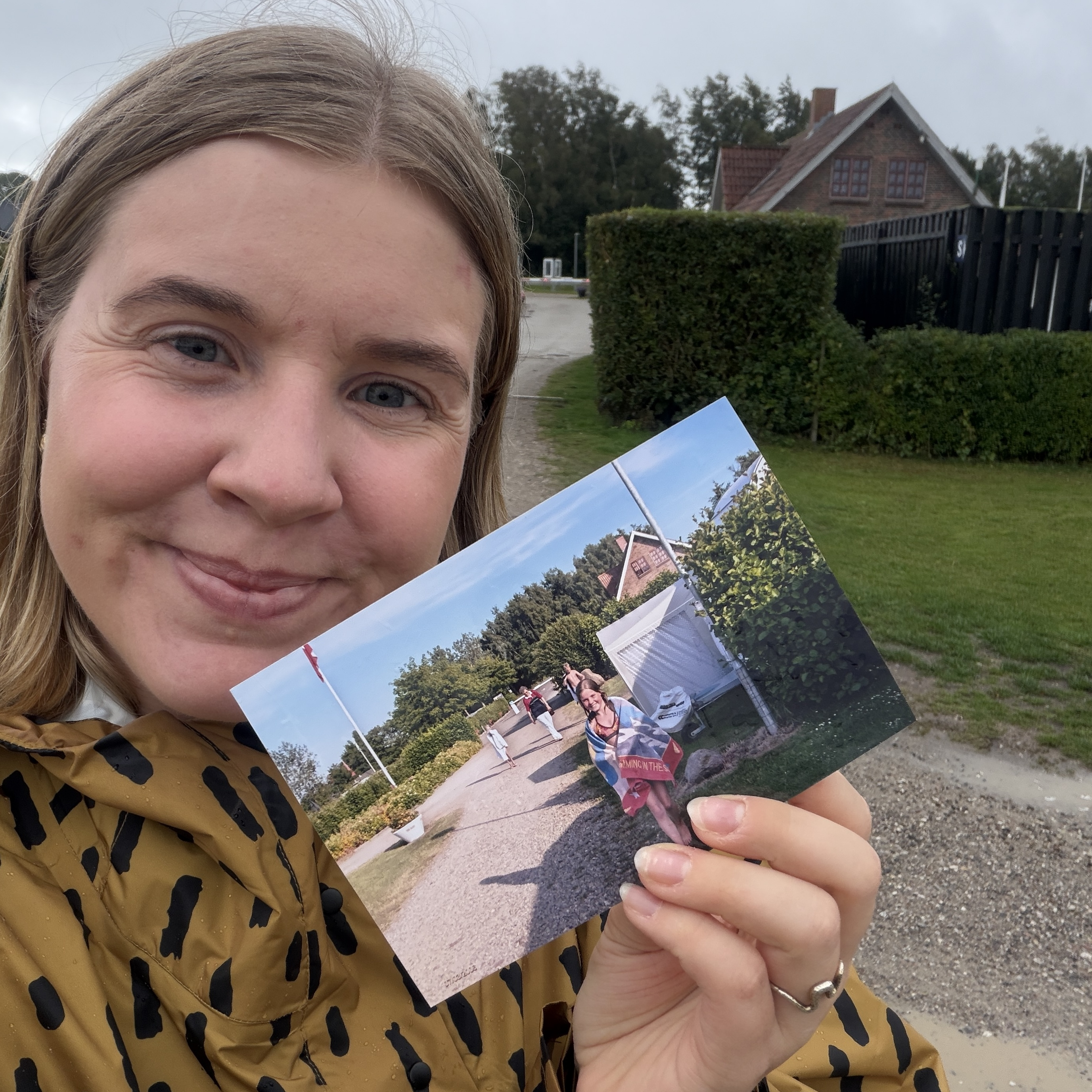 Maja Sülau holder et foto fra hendes barndom i Odderkysten