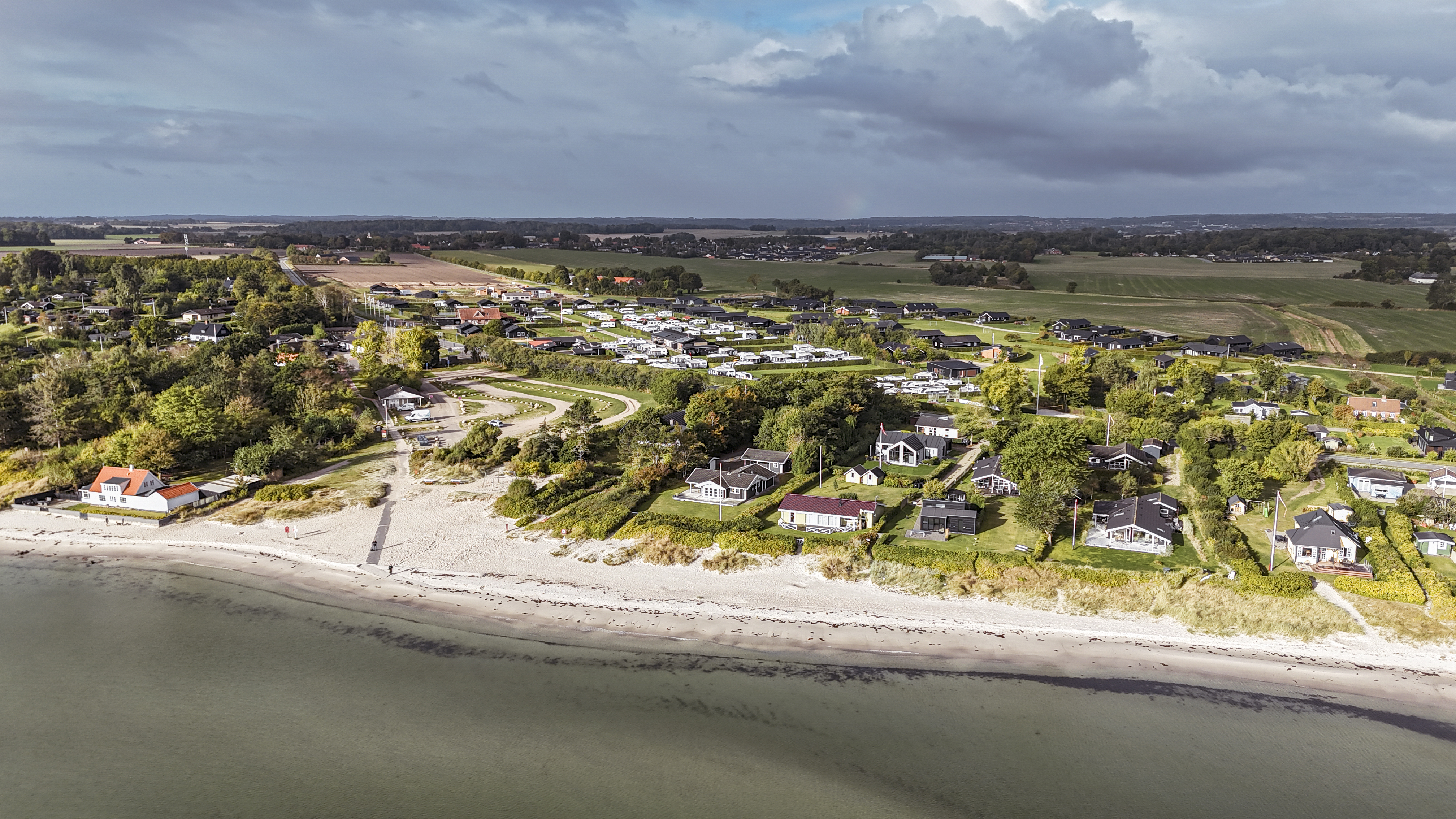 Saksild Strand Camping set fra oven en efterårsdag