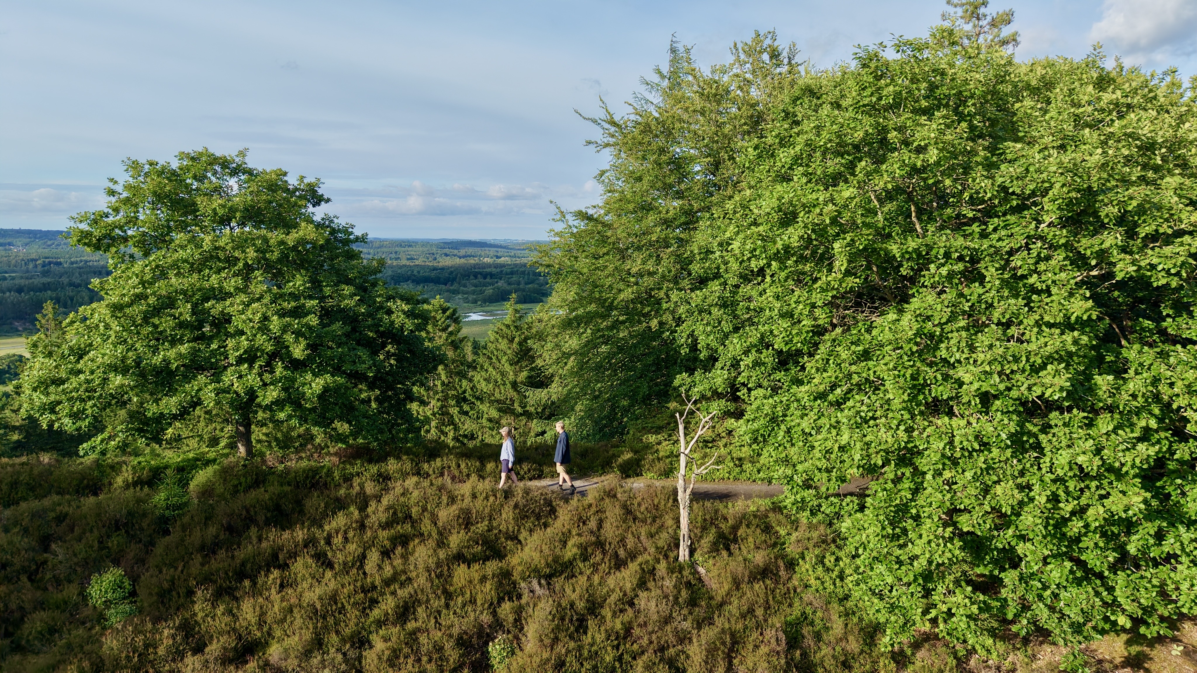 Et par går langs højderyg ved Sukkertoppen, rundt om Mossø