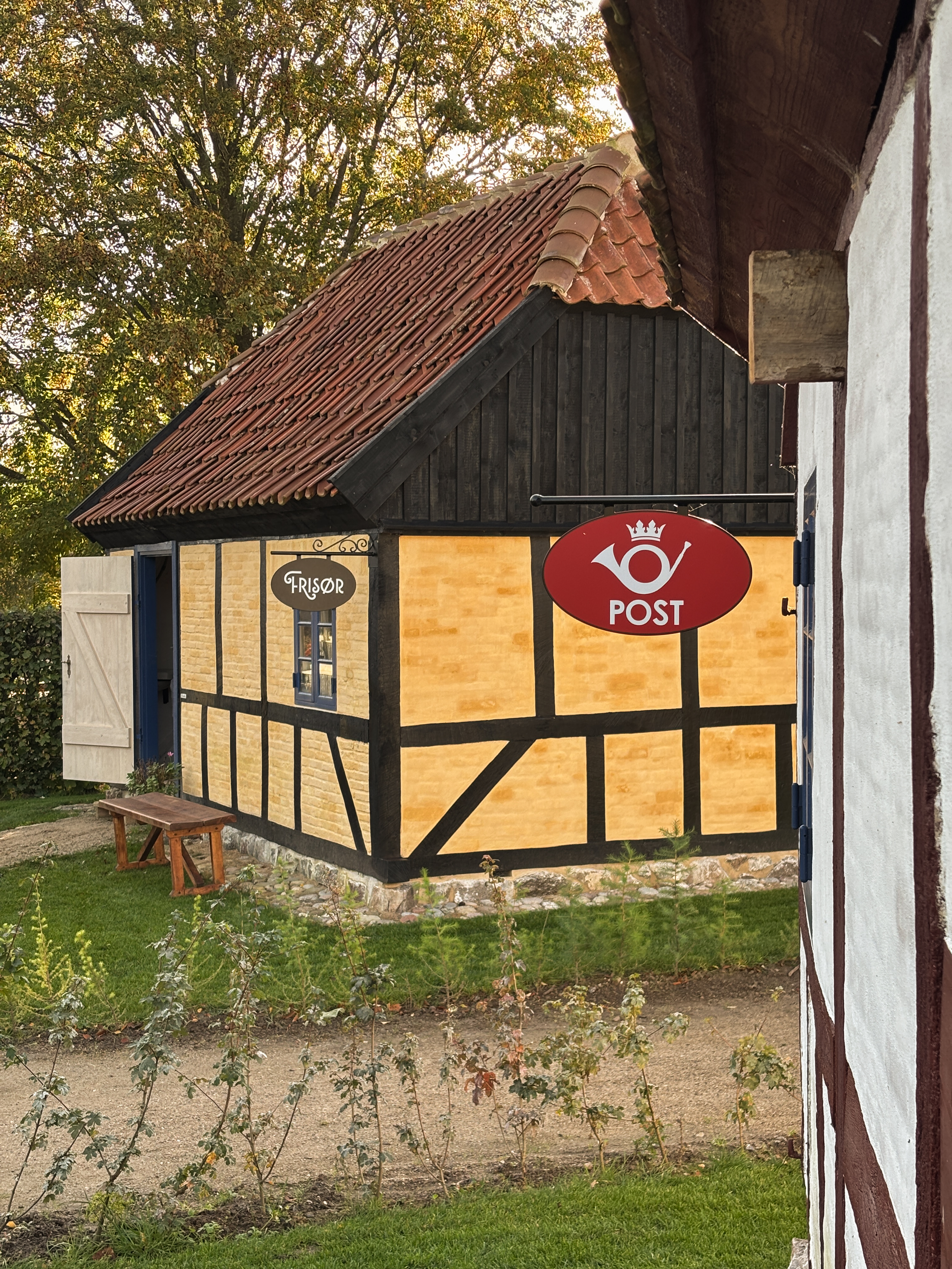 Frisørsalon og posthus i Børnebyen på Glud Museum