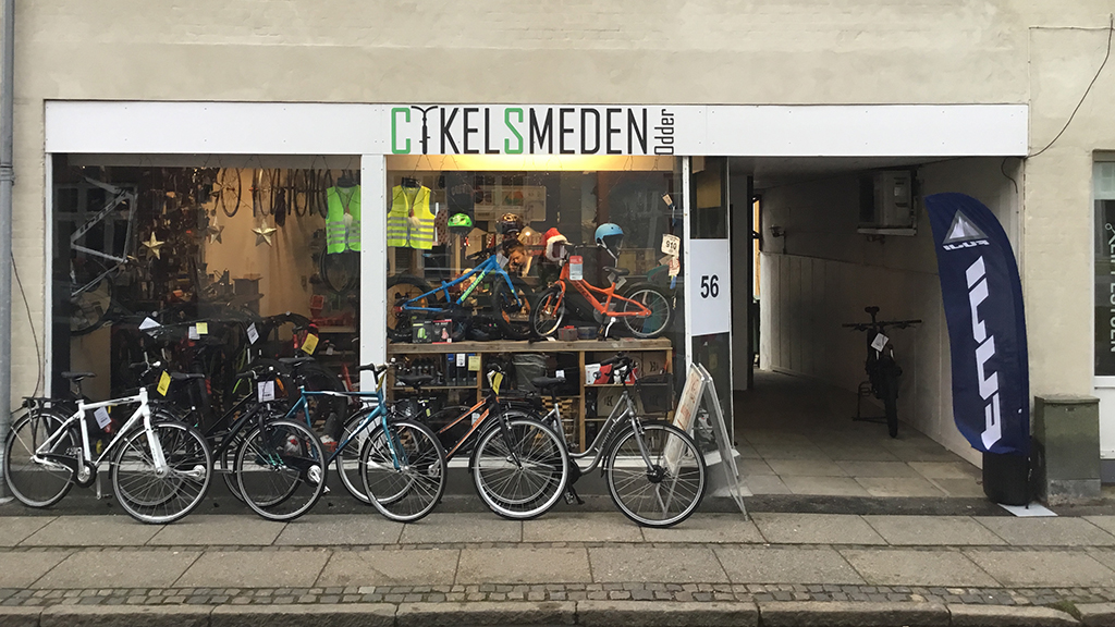 Facaden på Cykelsmeden Odder med cykler på fortovet