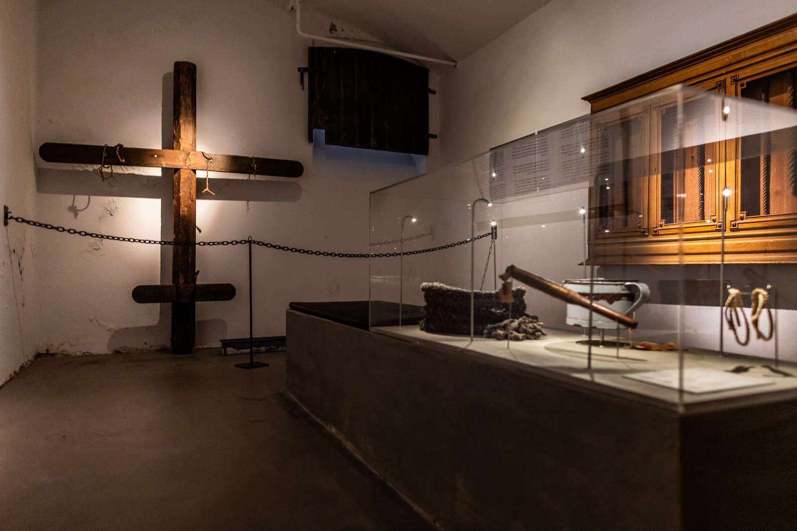 Strafredskaber i kælderen på Fængselsmuseet i Horsens