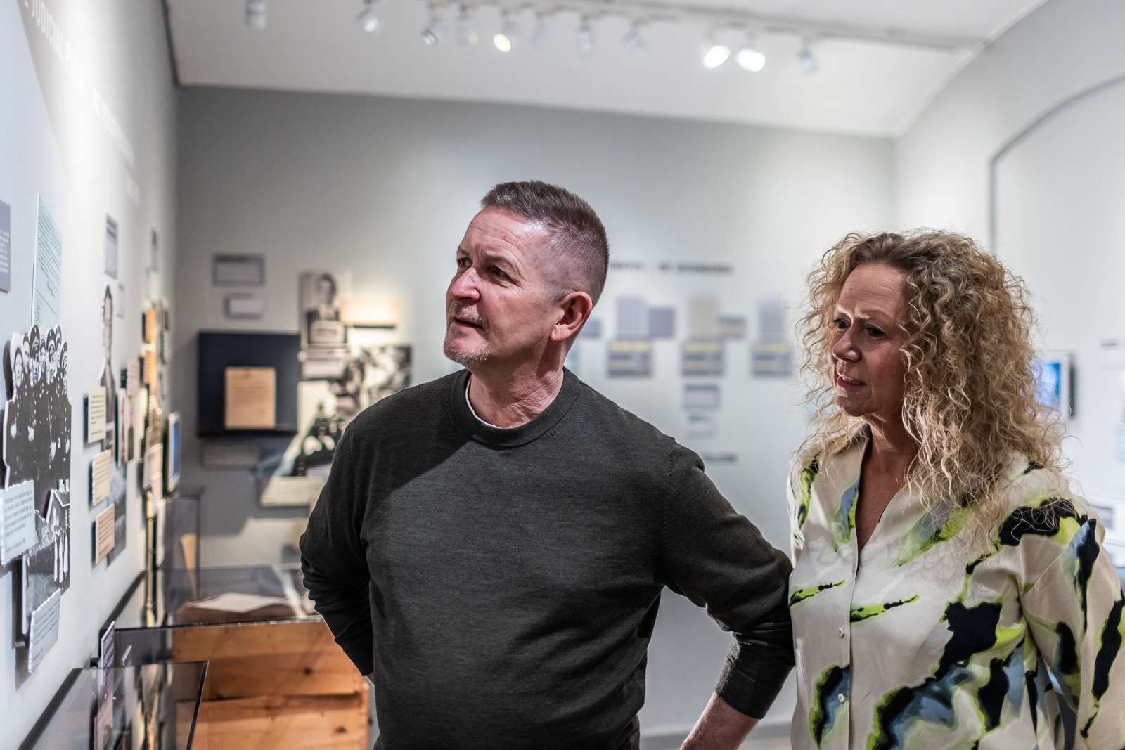 PAr kigger på udstilling i Fængselsmuseet
