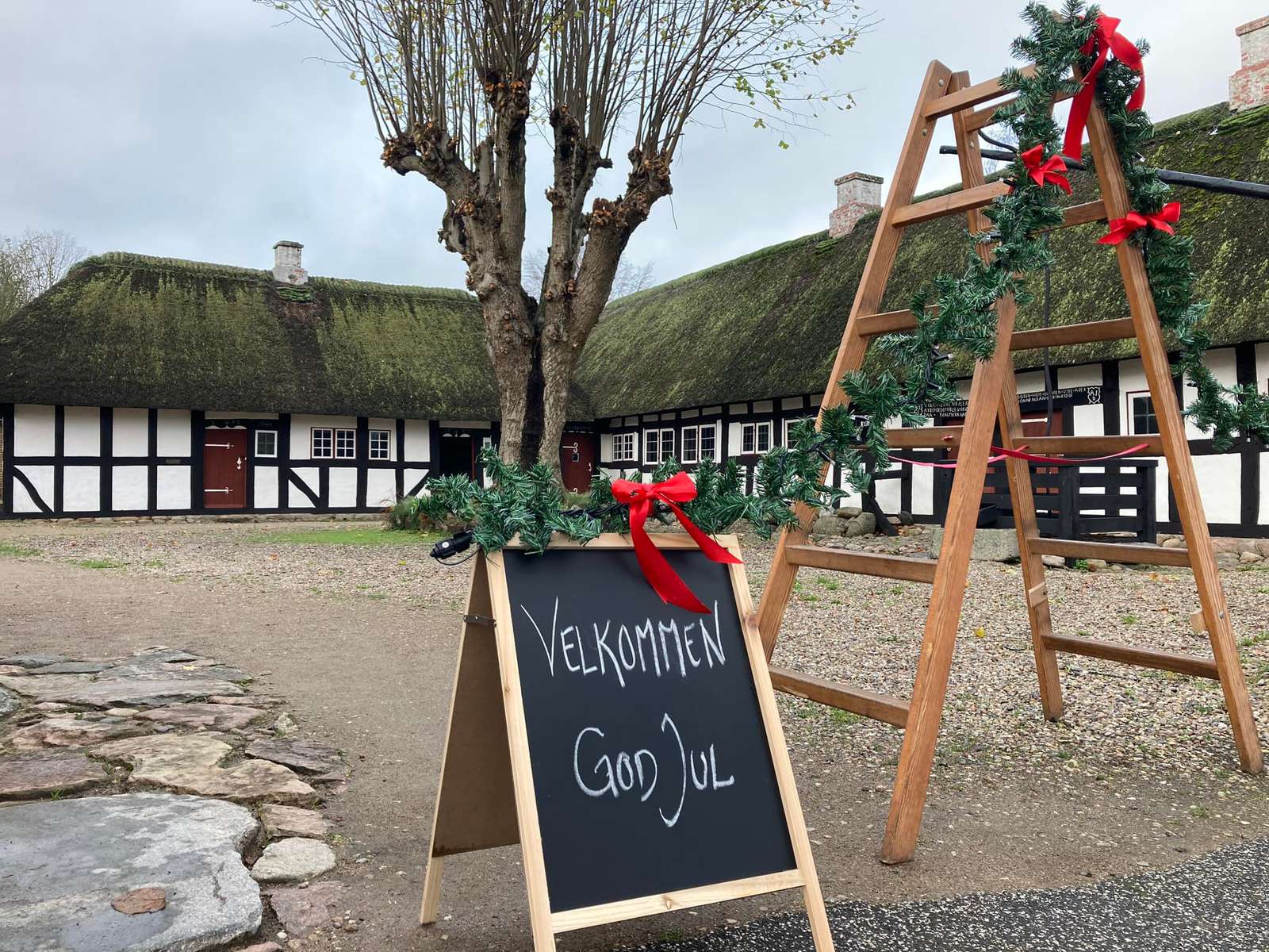 Julepyntet skilt byder velkommen til Glud Museum