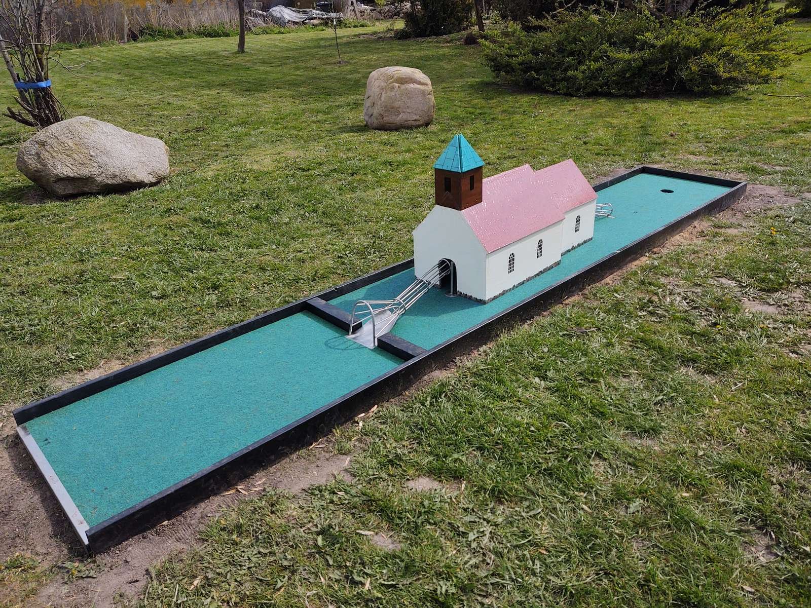 Et hul hos Hjarnø Minigolf med en model af Hjarnø Kirke