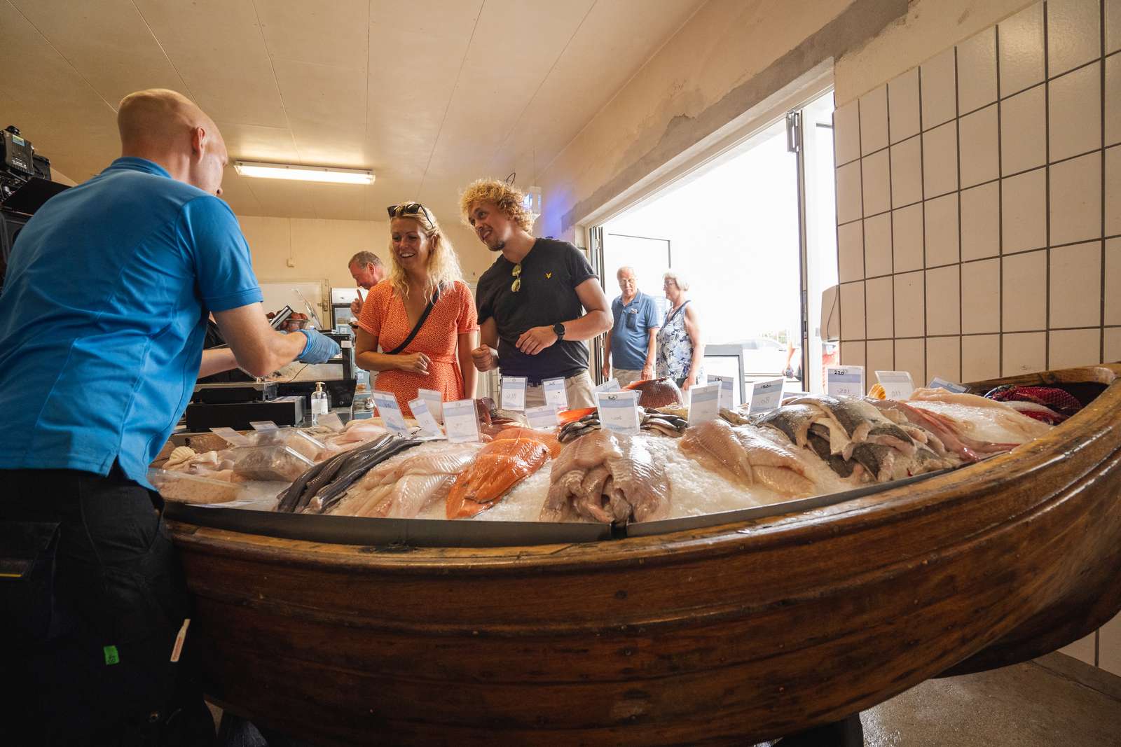 Frisk fisk i montre hos Juelsminde Fisk