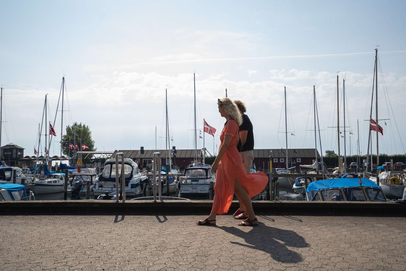 Par går langs havnekajen i Juelsminde