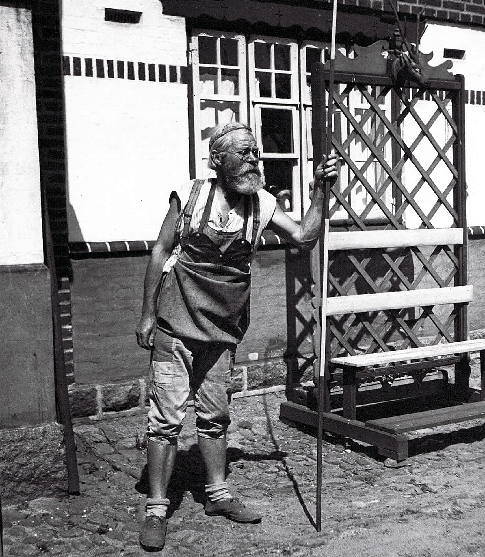 Søren Knudsen, stifter af Glud Museum, foran hans hus Hildesheim