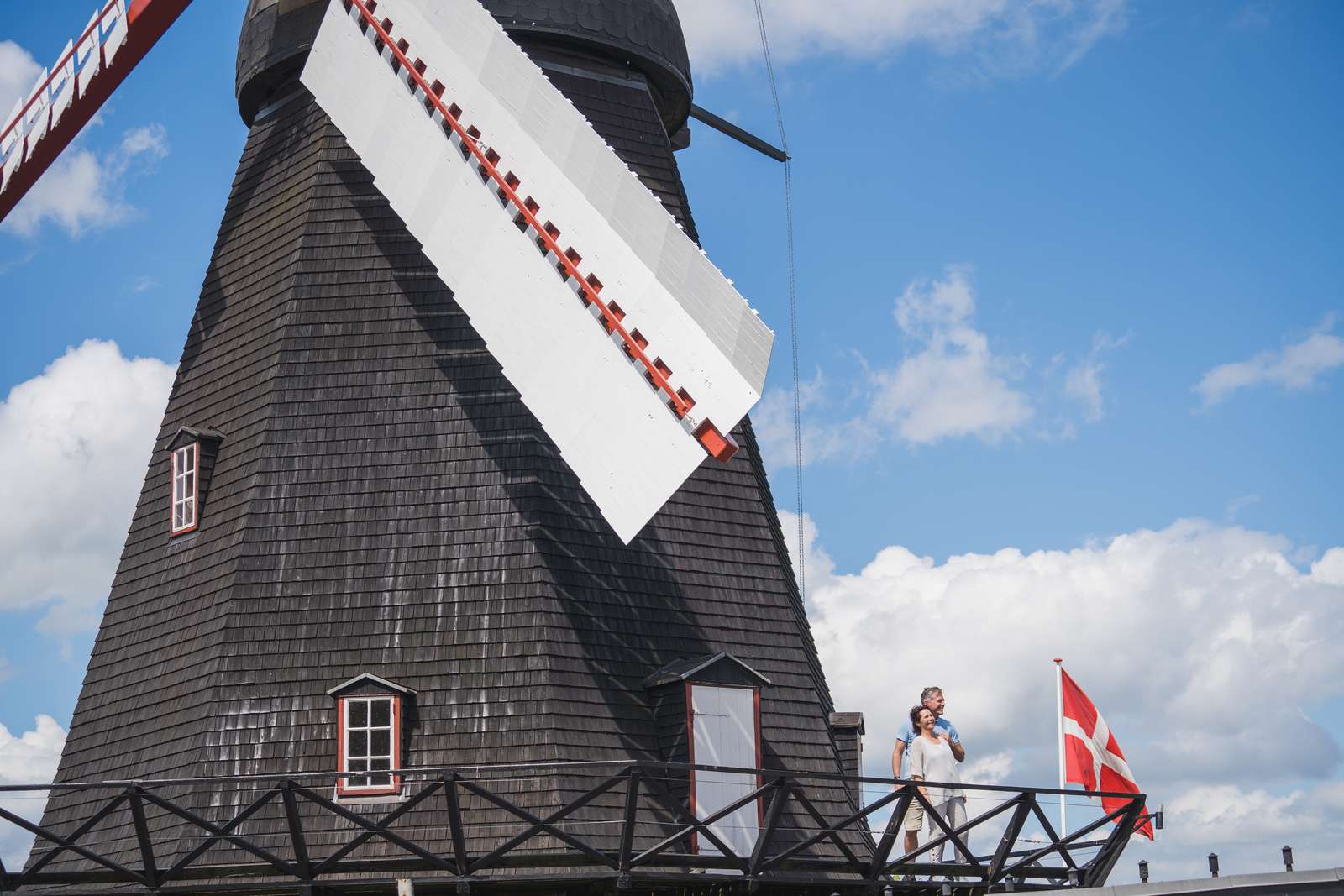 Et par står på svalegangen på Uldum Mølle
