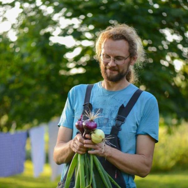 Søren from Brandbygegaard shows fine newly harvested onions in the garden near Alrø in Odder