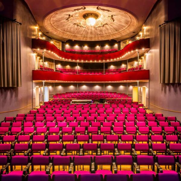 Udsigt fra scenen over flotte røde stolerækker i Horsens Ny Teater