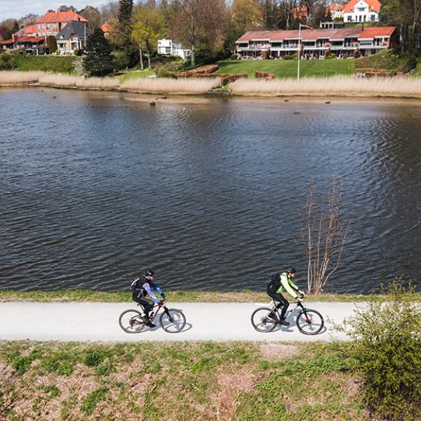 to personer cykler på cykelsti ved Horsens Fjord