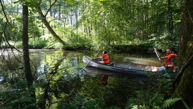 two people are sailing in canoe bei gudenåen bei klostermølle