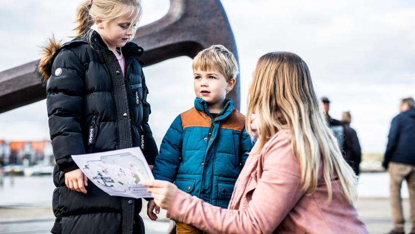 A mother and her two children on Juelsminde Treasure hunt
