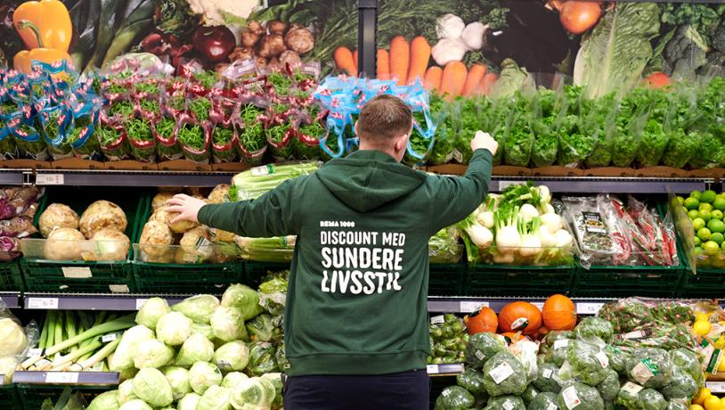 Employee in the fruit and vegetable section at REMA 1000