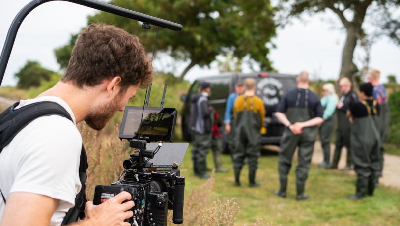 Kameramand filmer en gruppe på tang safari på Endelave