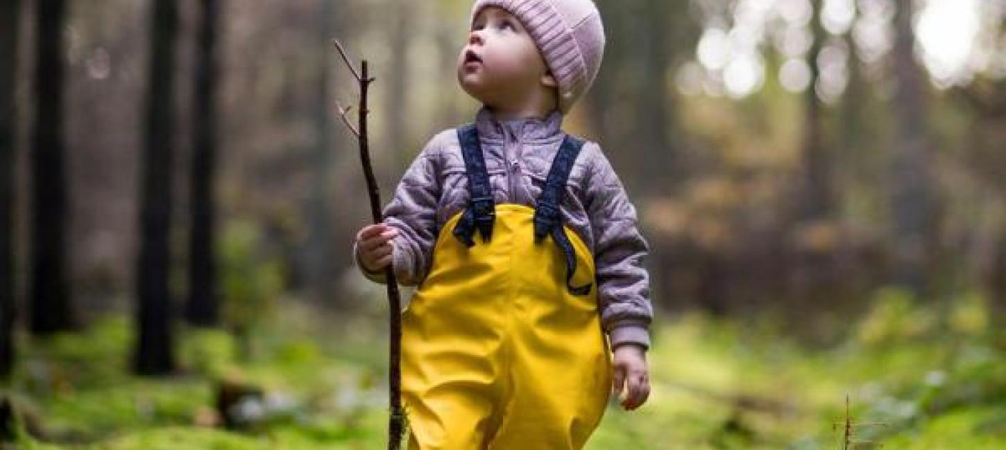 A child is standing in a forest in Sondrup