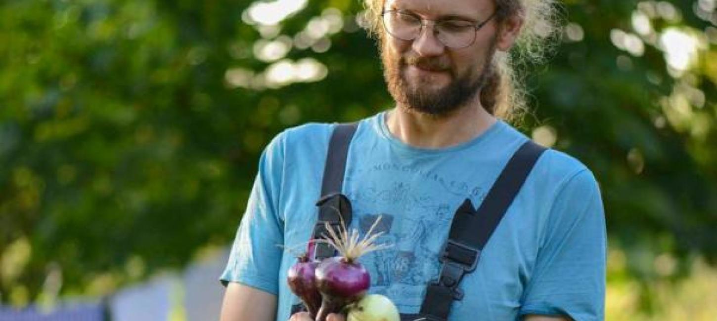 Søren from Brandbygegaard shows fine newly harvested onions in the garden near Alrø in Odder