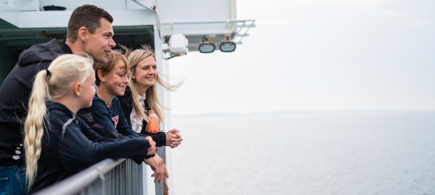 Mand, kvinde, pige og dreng på færge i Det østjyske Øhav