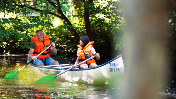 Father and daughter in a canoe on the Gudenå river in the Coastal Land