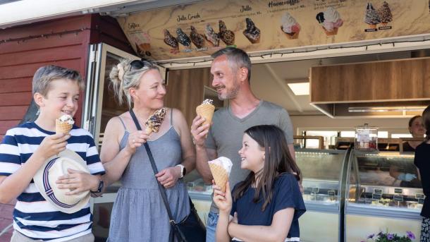 Family eating ice cream in front of Havnens Café & Isbar