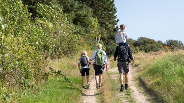 Family walking on The Tunø Treasure Hunt