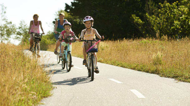 Family on a bicycle trip on the Moesgaard Odder Culture Ring