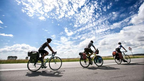 Tre cyklister på cykelferie i Kystlandet