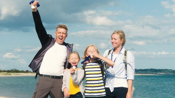 Family on the treasure hunt Tunø Rundt - one of four treasure hunts in Destination Coastal Land