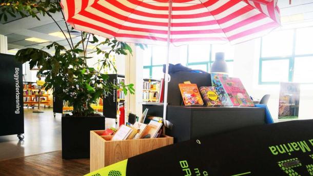 Summer display with SUP board, parasol and summer reading at Horsens Municipality Libraries