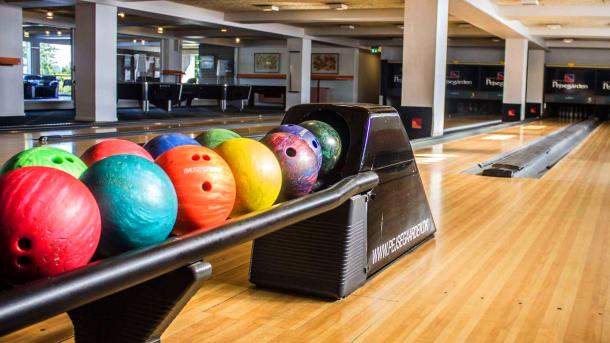 Bowling balls ready for battle on the bowling lane at Hotel Pejsegården in Brædstrup in Destination Coastal Land