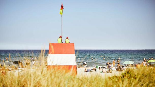 Lifeguard tower at Saksild Beach with guests on the beach
