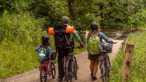 Familie på cykeltur på banestien