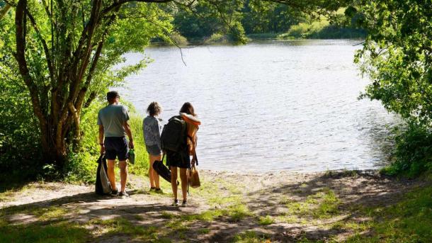 Family standing on the shore of Naldal Lake