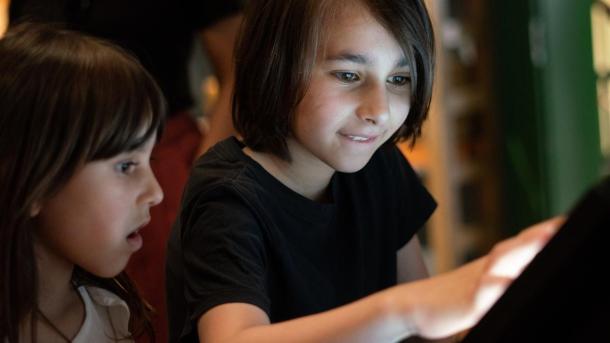Two children playing with an interactive exhibition at the Industrial Museum in Horsens 