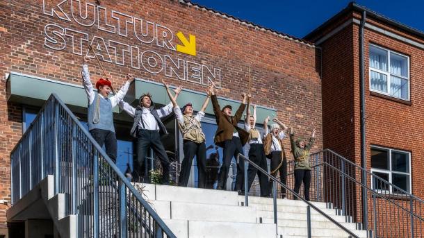 Performance on the steps of the Culture Station in Horsens Centrum for children