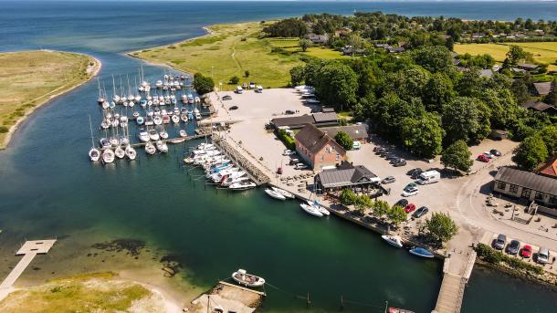 Havnen i Norsminde set fra oven