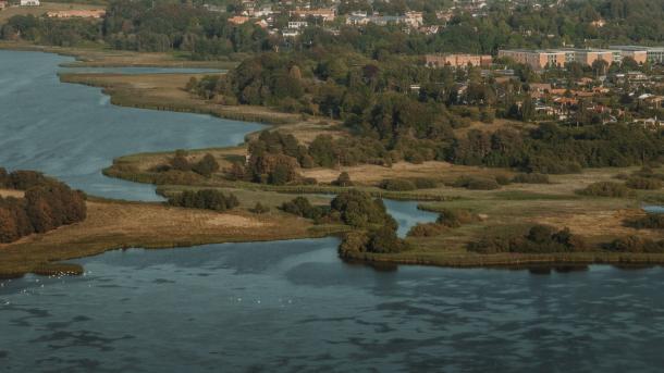 Dronebillede af naturområdet Nørrestrand med Horsens by og fjord i baggrunden