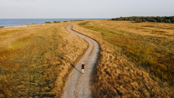 Kvinde vandre ved Øvre på en sti på øen Endelave