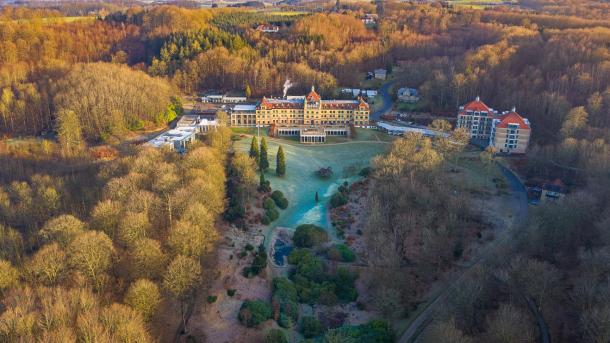 frost og sne dækker skovbunden omkring hotel vejlefjord