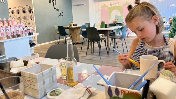 Mal din egen kop på Art By Me cafen i Horsens for børn