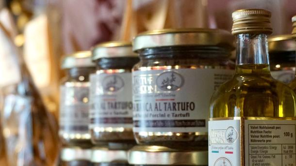 Trøffelsauce og olivenolie på hylderne hos Piccolo Convento Shop i Odder