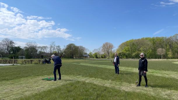 Tre personer spiller parkgolf hos Hjarnø Camping