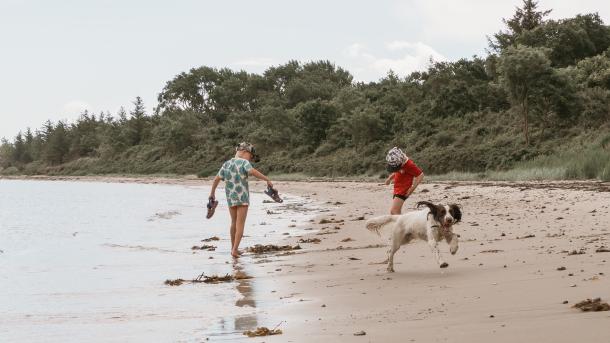 Børn på strand på Tunø
