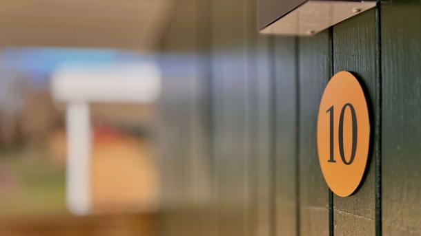 Et husnummer på en hytte hos Campingpladsen Endelave