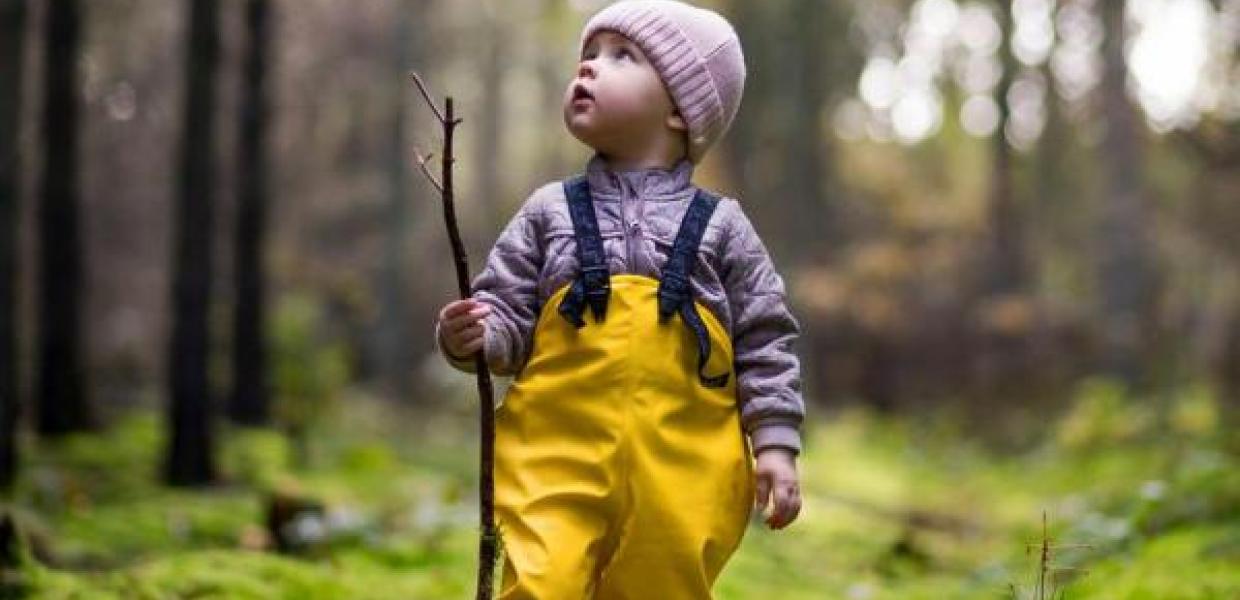 A child is standing in a forest in Sondrup