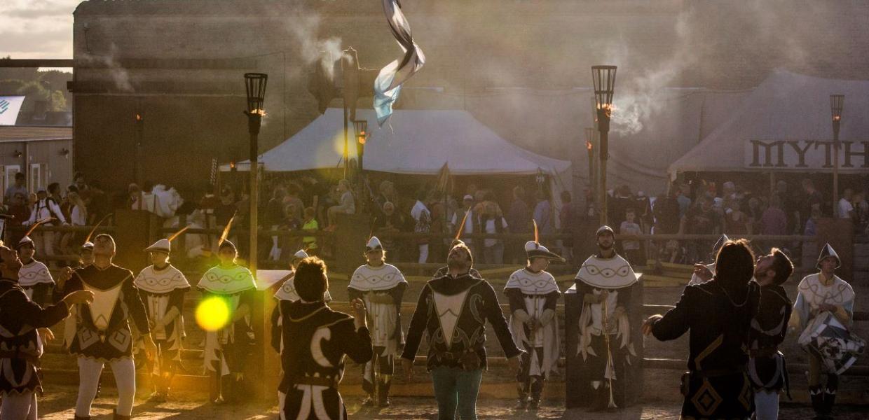 flagkastere i aktion i indergården på FÆNGSLET under Horsens Middelalderfestival