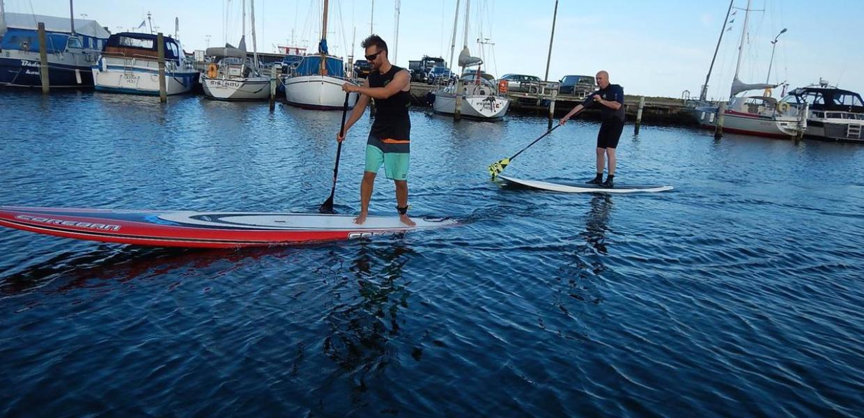 To mænd padler på SUP board i Hou Havn