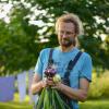 Søren from Brandbygegaard shows fine newly harvested onions in the garden near Alrø in Odder